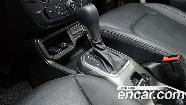 Jeep Renegade — Фото автомобиля 9