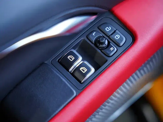 Lotus Emira — Фото автомобиля 15