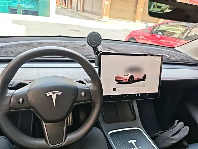 Tesla Model Y — Фото автомобиля 9