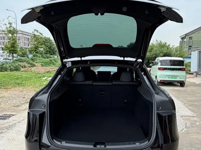 Tesla Model Y — Фото автомобиля 9