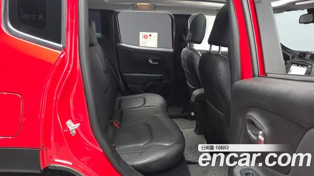 Jeep Renegade — Фото автомобиля 12