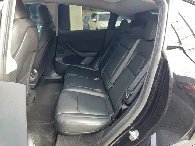 Tesla Model Y — Фото автомобиля 16