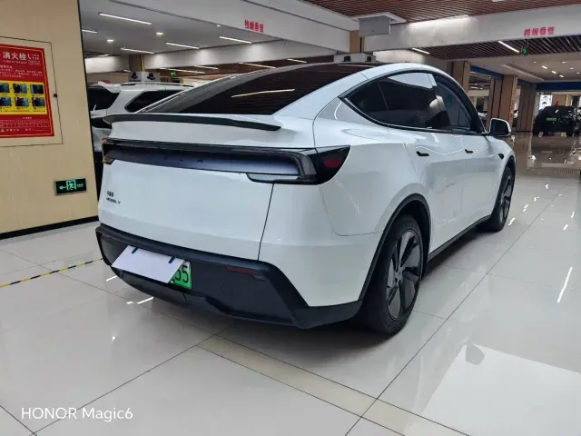 Tesla Model Y — Фото автомобиля 5