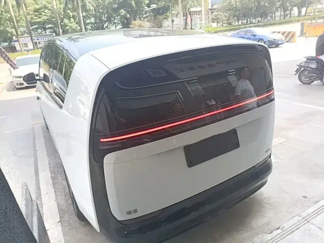 Li Auto MEGA — Фото автомобиля 4