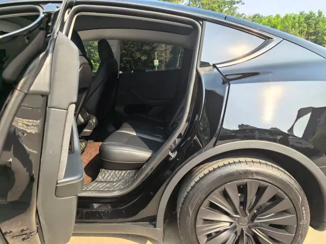 Tesla Model Y — Фото автомобиля 13