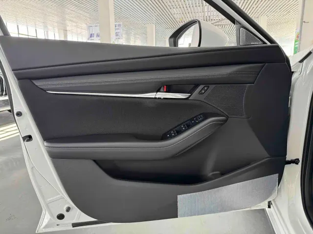 Mazda Axela — Фото автомобиля 6