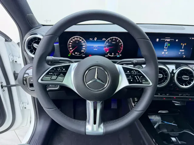 Mercedes-Benz A-Class — Фото автомобиля 11