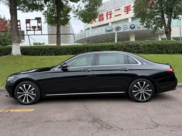 Mercedes-Benz E-Class — Фото автомобиля 3