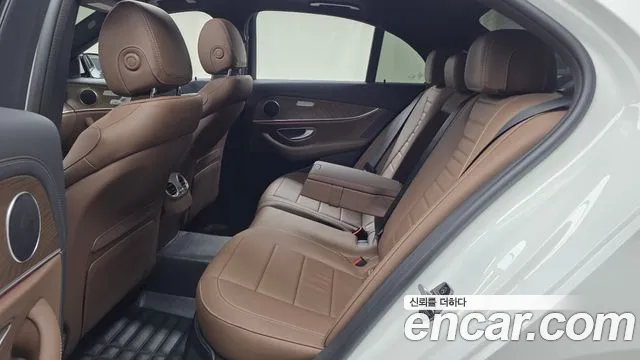 Mercedes-Benz E-Class — Фото автомобиля 12