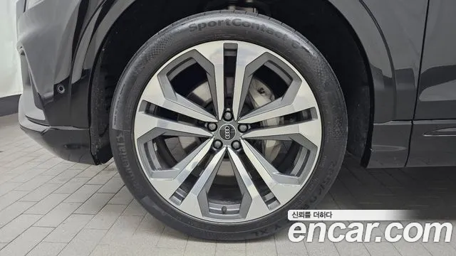 Audi Q8 55 TFSI quattro Premium — Фото автомобиля 5