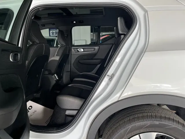 Volvo XC40 — Фото автомобиля 9