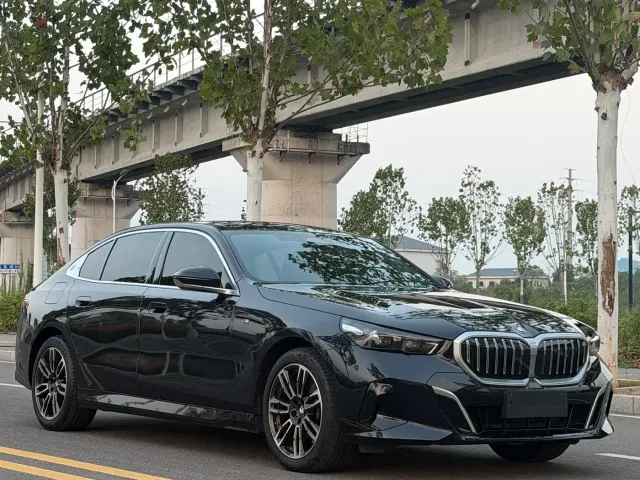 BMW BMW 5 Series 2024 525Li M Sport Package — Фото автомобиля 3