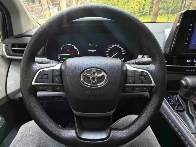 Toyota Sienna — Фото автомобиля 10