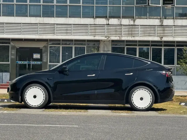 Tesla Model Y — Фото автомобиля 3