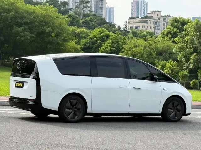 Li Auto MEGA — Фото автомобиля 15