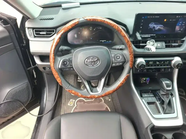 Toyota RAV4 — Фото автомобиля 10