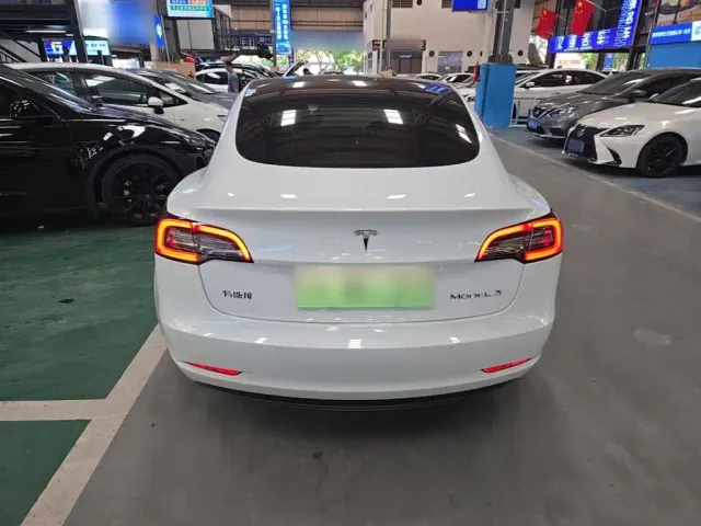 Tesla Model 3 — Фото автомобиля 5