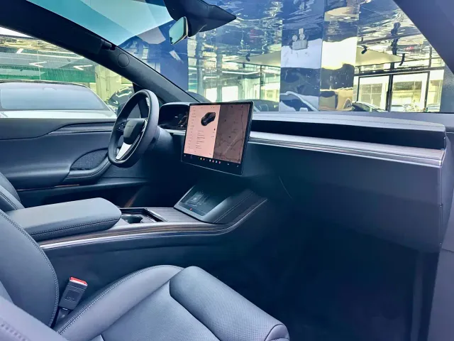 Tesla Model X — Фото автомобиля 10