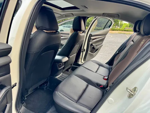 Mazda Axela — Фото автомобиля 10