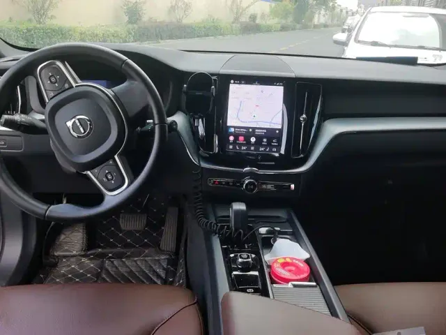 Volvo XC60 — Фото автомобиля 12