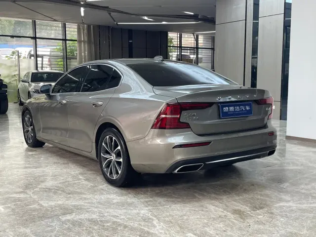 Volvo S60 — Фото автомобиля 5