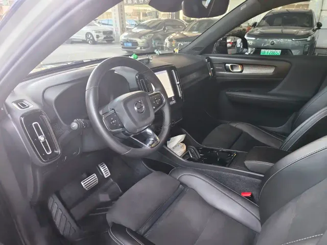 Volvo XC40 — Фото автомобиля 6