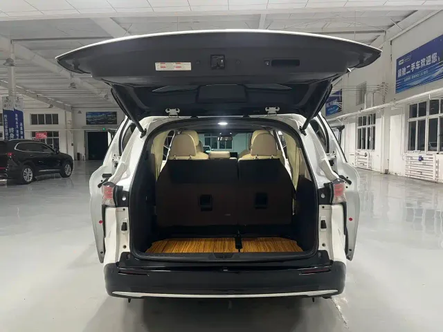 Toyota Sienna — Фото автомобиля 18