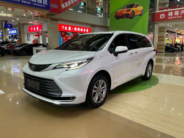Toyota Sienna — Фото автомобиля 2