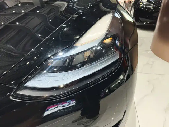 Tesla Model 3 — Фото автомобиля 23