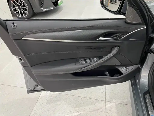BMW 5 Series — Фото автомобиля 7