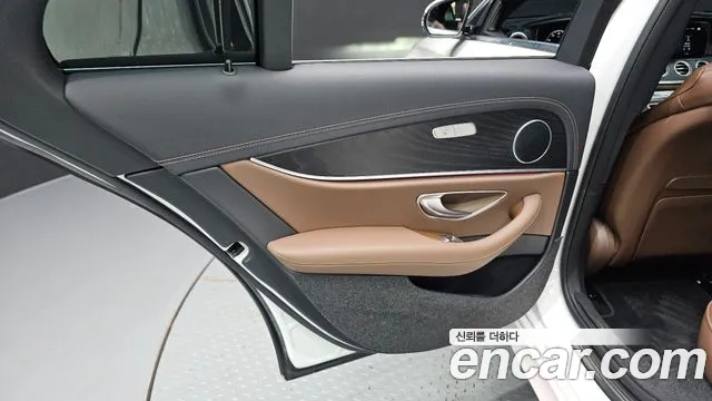Mercedes-Benz E-Class — Фото автомобиля 14