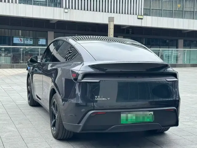 Tesla Model Y 2025 Rear-Wheel Drive — Фото автомобиля 8