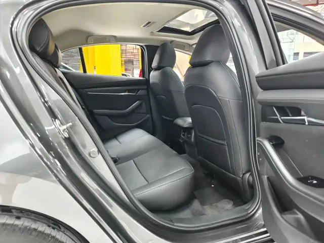Mazda Axela — Фото автомобиля 16