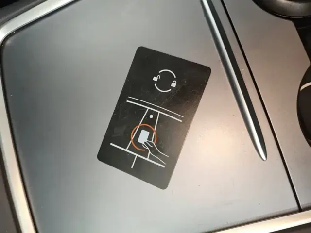 Tesla Model 3 — Фото автомобиля 8