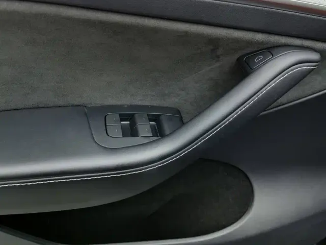 Tesla Model Y — Фото автомобиля 9