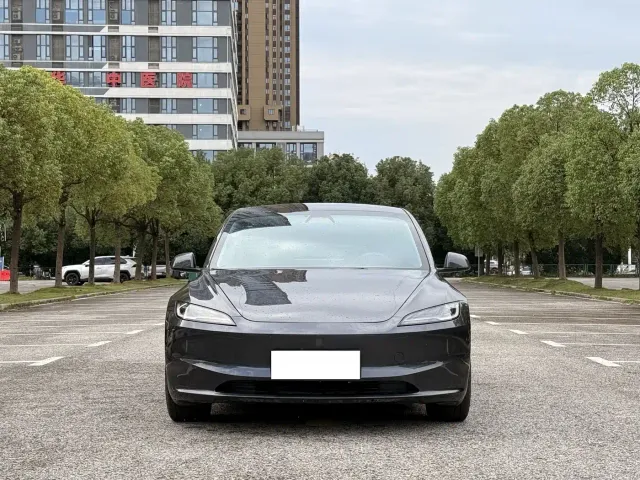 Tesla Model 3 — Фото автомобиля 2