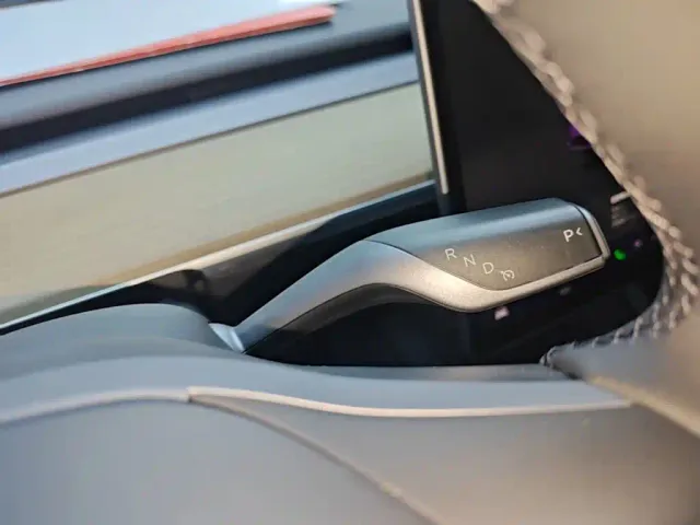 Tesla Model Y — Фото автомобиля 13