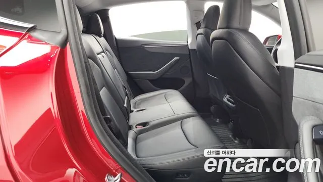 Tesla Model Y — Фото автомобиля 17