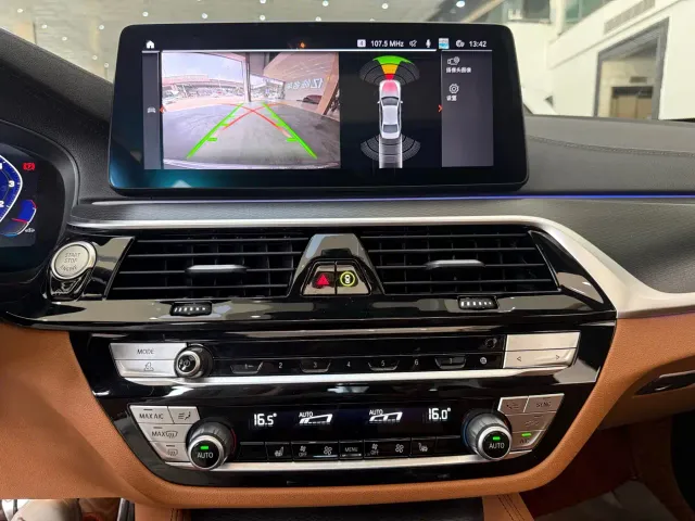 BMW 5 Series — Фото автомобиля 11