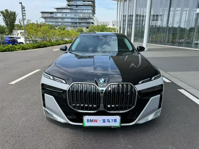 Фотография автомобиля — BMW i7