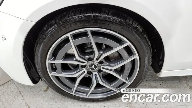 Mercedes-Benz E-Class — Фото автомобиля 4