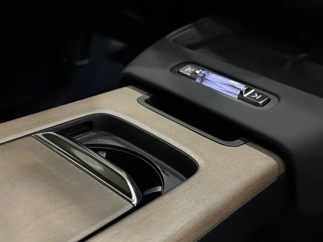 Volvo XC70 Plug-in Hybrid — Фото автомобиля 13