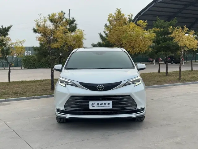 Toyota Sienna — Фото автомобиля 2