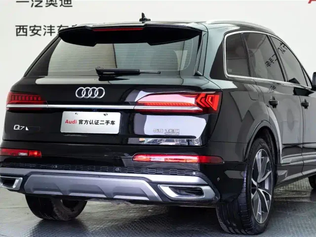 Audi Q7 — Фото автомобиля 24
