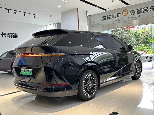 Xpeng X9 — Фото автомобиля 9