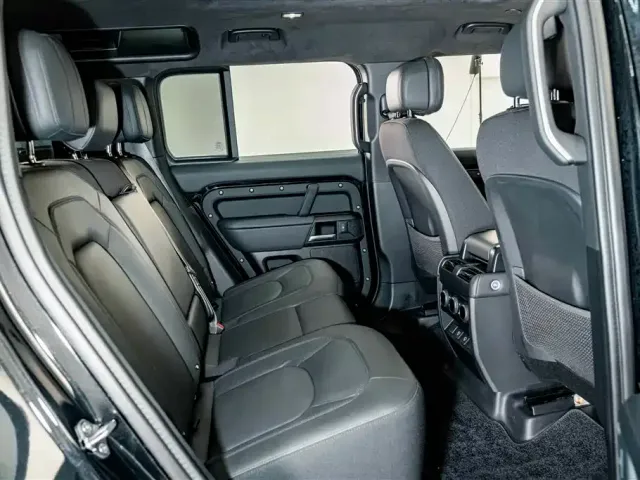 Land Rover Defender — Фото автомобиля 21