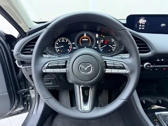 Mazda Axela — Фото автомобиля 11