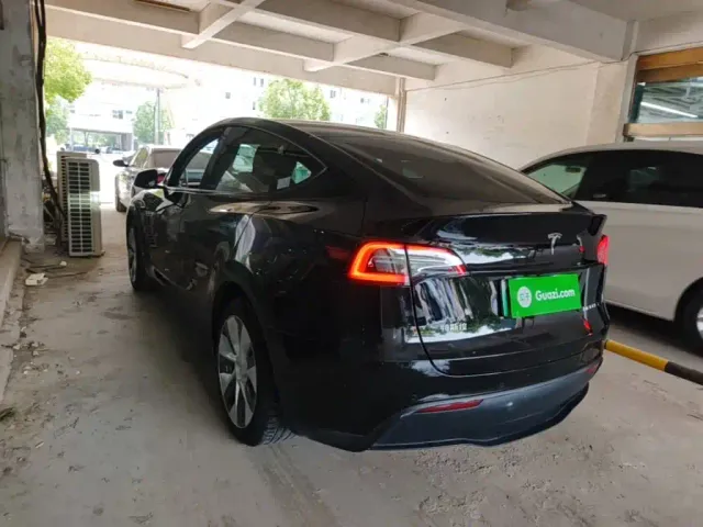 Tesla Model Y — Фото автомобиля 4