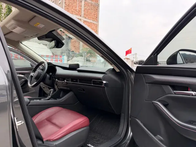 Mazda Axela — Фото автомобиля 12