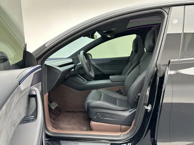 Tesla Model Y L — Фото автомобиля 9